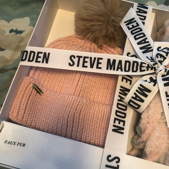 New steve madden blanket wrap and beanie with faux fur pom - Picture 4 of 6